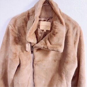 Orlando Faux Fur Jacket in Beige
BUBISH Color: Beige